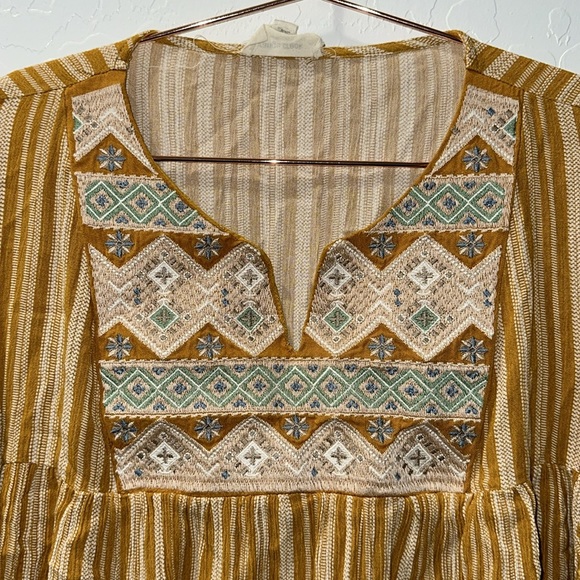 Peplum yellow shirt with embroidery. - Picture 2 of 4